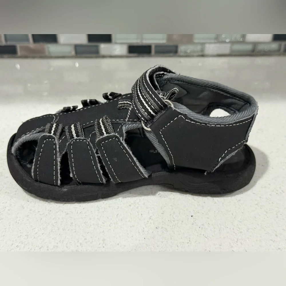 Bundle of 2 items /Kids Outdoor Sandals/Black & Blue and Green/boy size 6